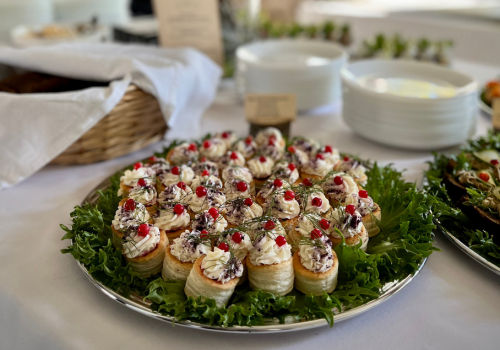 Catering teenus Eestis – kaunilt serveeritud pulmalauad ja maitsvad road.
