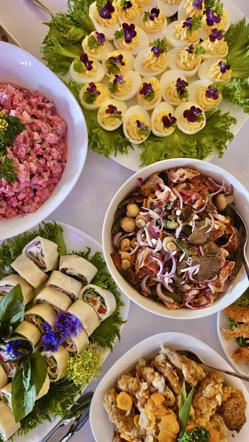 Laud kaetud suupistetega, salatiga ja värskega mis on valmistatud Catering Kene poolt